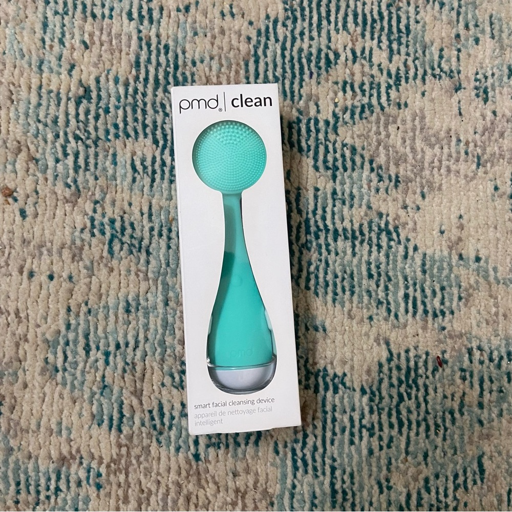 PMD Clean facial cleansing device